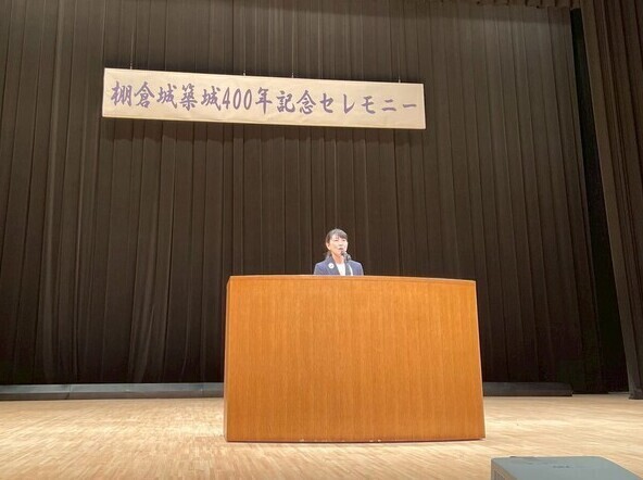 写真：棚倉城築城400年記念セレモニーでの市長挨拶の様子