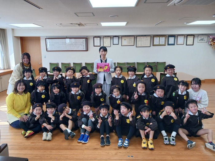 写真：ひまわり幼稚園表敬訪問での記念撮影