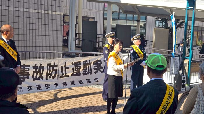 写真：冬の交通事故防止運動開始式で市長が挨拶している様子