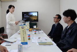 朝霧社長（右奥）と神戸チームリーダー（右手前）と冒頭挨拶を述べる森田市長（左奥）の写真