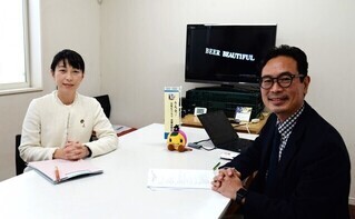 森田市長（左）と朝霧社長（右）の写真