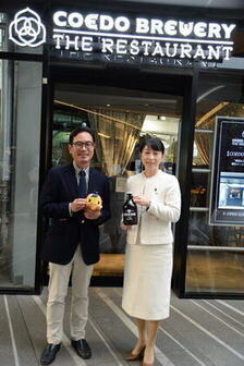 COEDO BREWERY THE RESTAURANTの前で記念撮影を行う浅霧社長（左）と森田市長（右）