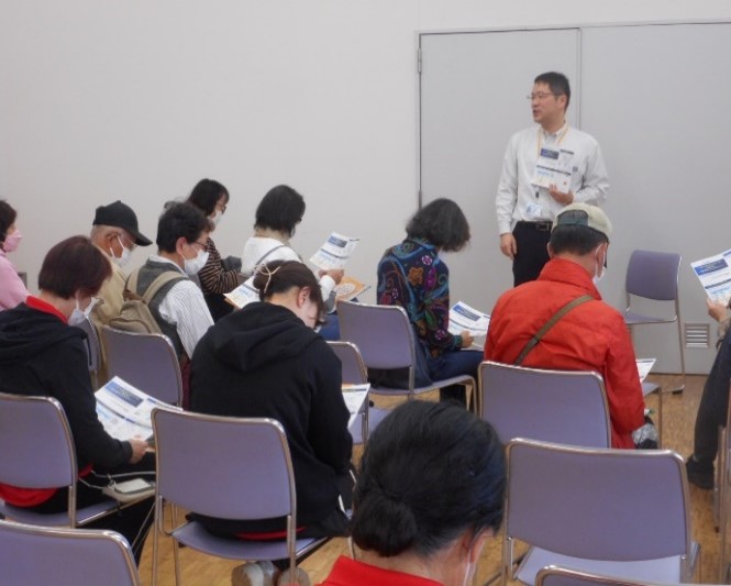 埼玉医科大学の新井教授が健康講話をしている写真