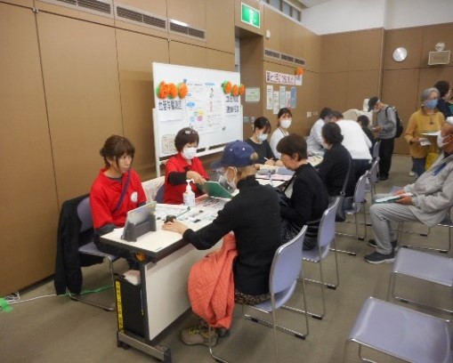 血管年齢測定している写真