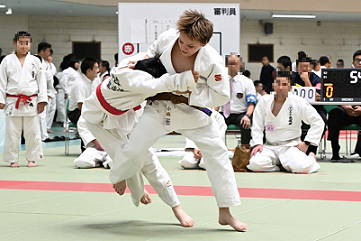 小西イワンさんが柔道をしている写真