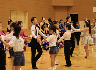 写真：ダンススポーツを体験するこどもたち