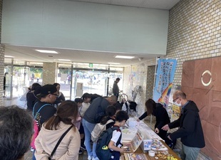 写真：ねんりんピックPRブースに集まる人