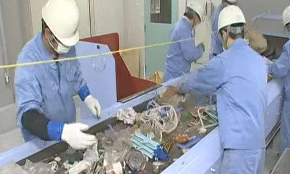 写真：ごみの選別