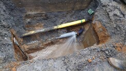 老朽化した下水道管に地下水が浸入している写真