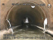 老朽化した下水道管に地下水が浸入している写真