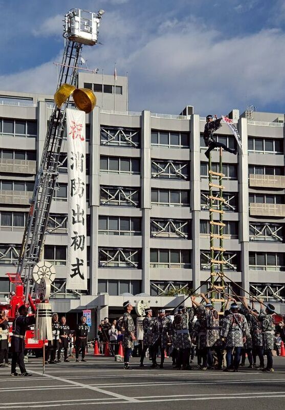 写真:消防出初式でのはしご乗りの様子