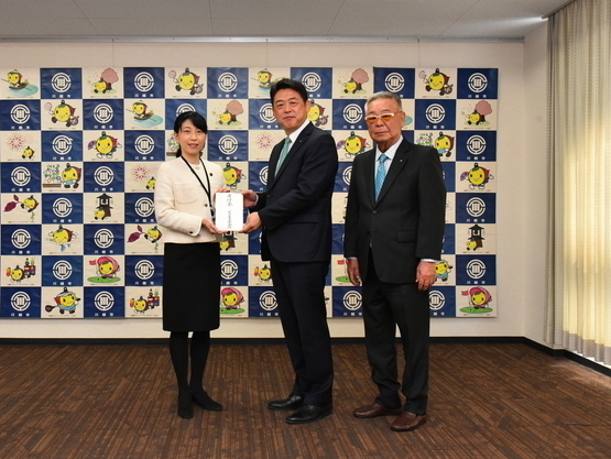 写真：ヤマダ産業株式会社との記念撮影