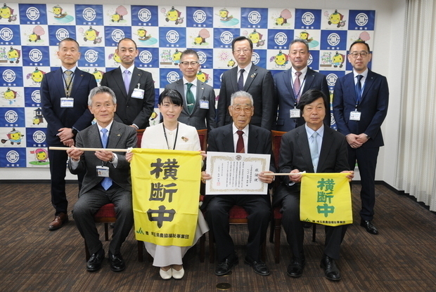 写真：登校指導用横断旗受領式の様子