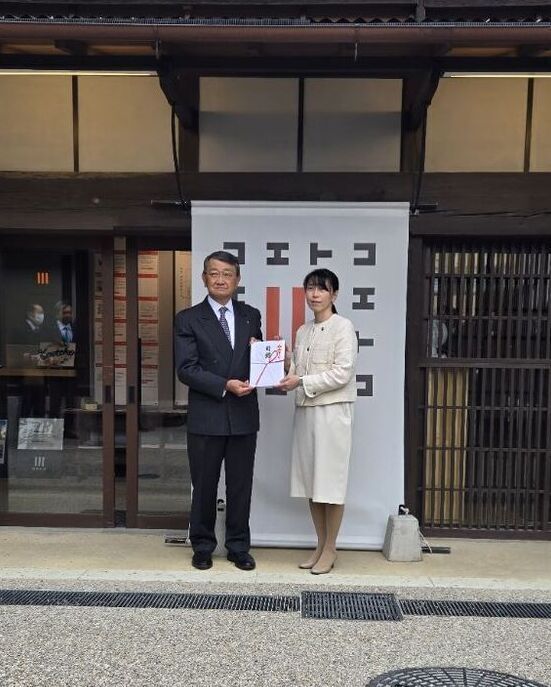 写真：案内看板受領式の様子