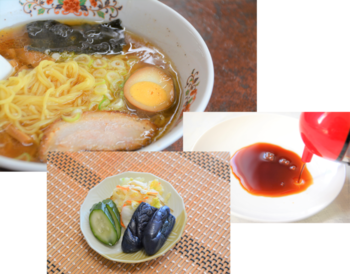 ラーメン、漬物、醤油の写真