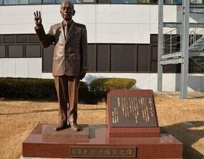 60周年記念像の写真