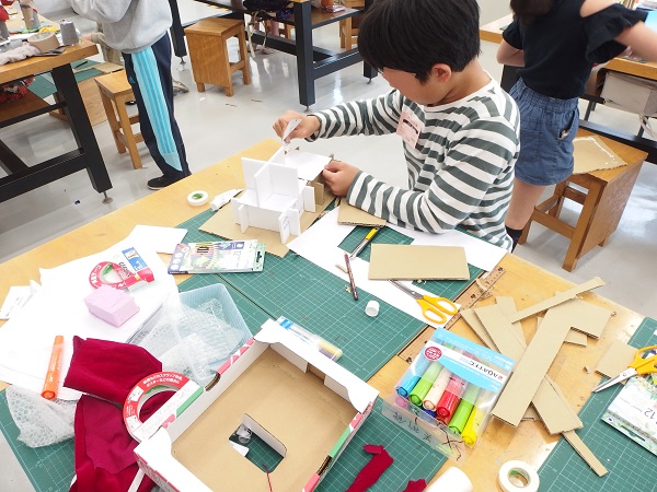 写真：春休みのミニアトリエ（2025年開催の様子）