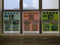 写真：令和6年度JR川越線こどもイラストコンクール展示風景