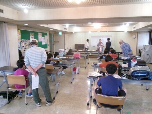 こどもたちにボランティアスタッフが学習支援している写真