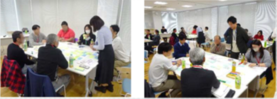 参加者が話し合って検討している写真