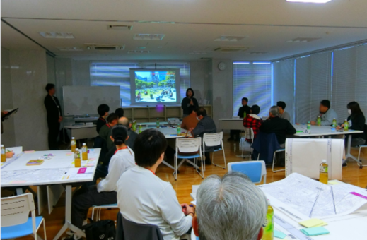 参加者に講義をしている写真
