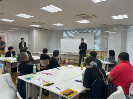 参加者に対してワークショップの講評をしている写真