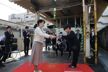 写真：表彰状授与の様子（未就学児の部）