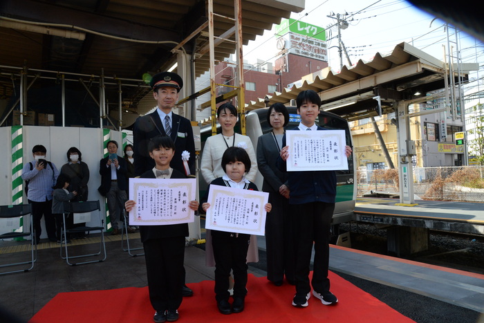 写真：記念撮影（受賞者3名、JR川越駅長、川越市長、川越市都市計画部長）