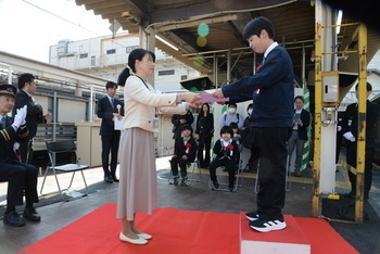 写真：表彰状授与の様子（4〜6年生の部）