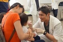 写真：フッ素塗布をしている様子