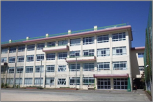 学校の校舎の写真