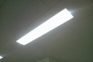 教室のLED照明の写真