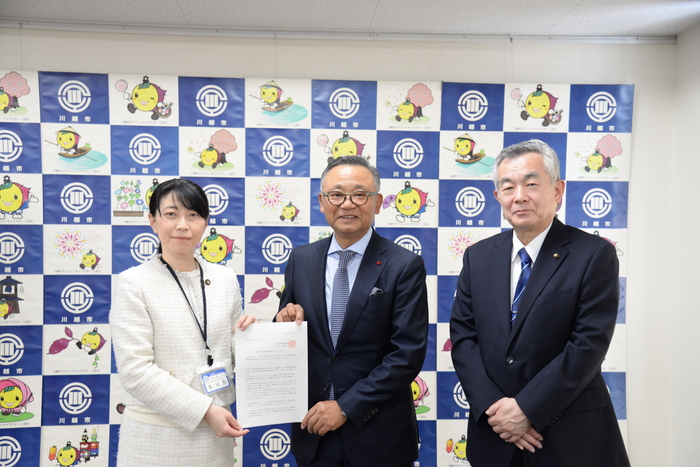 写真：川越市医療問題協議会会長から川越市長に対して第四次川越市保健医療計画の策定について答申書を手交