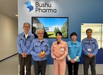 記念撮影の写真。左から、森川取締役副社長、髙野代表取締役社長、森田市長、山口専務執行役員、新井執行役員。