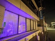 写真：飯能信用金庫パープルライトアップの様子