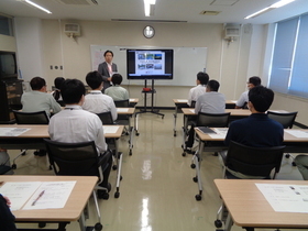 写真:安全運転講習会を実施している様子
