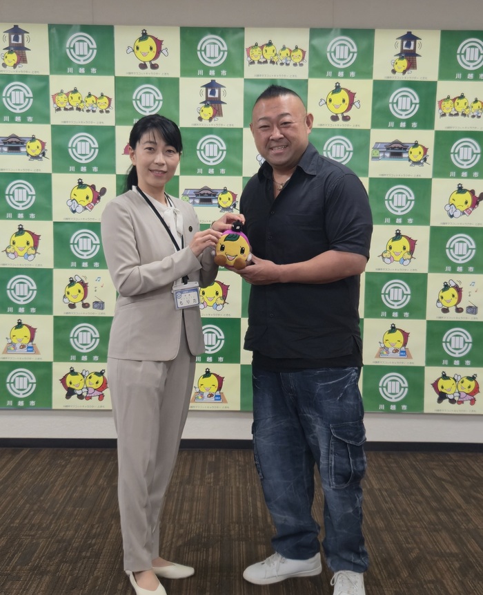 写真:ときもをぬいぐるみをもっての記念撮影