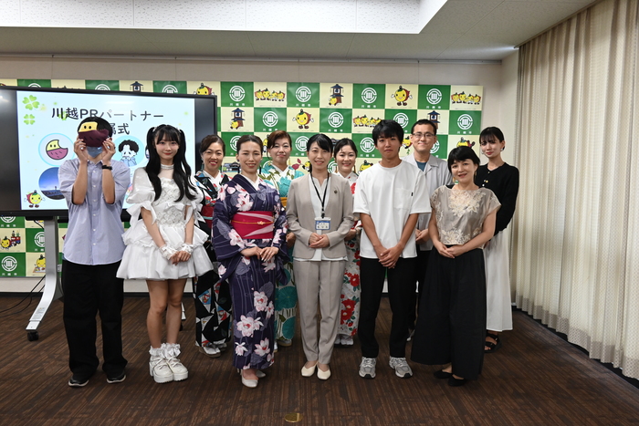 写真:委嘱式後の集合写真の様子