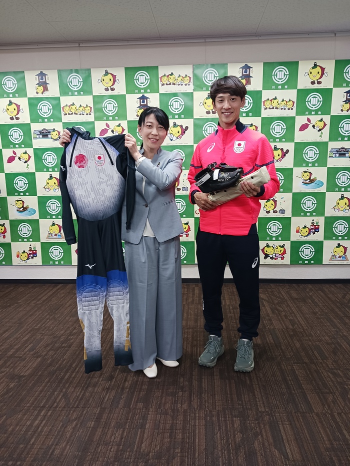写真：市長と渡邉選手の記念撮影