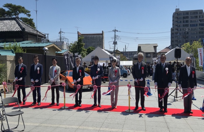 写真:モーターギャラリー開会式にて来賓の方々と。