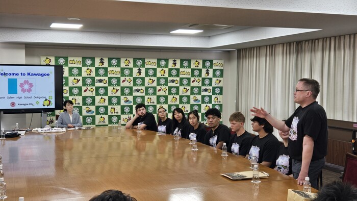 写真:高校生の表敬訪問の様子