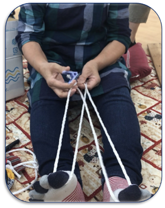 布ぞうりを作成している写真