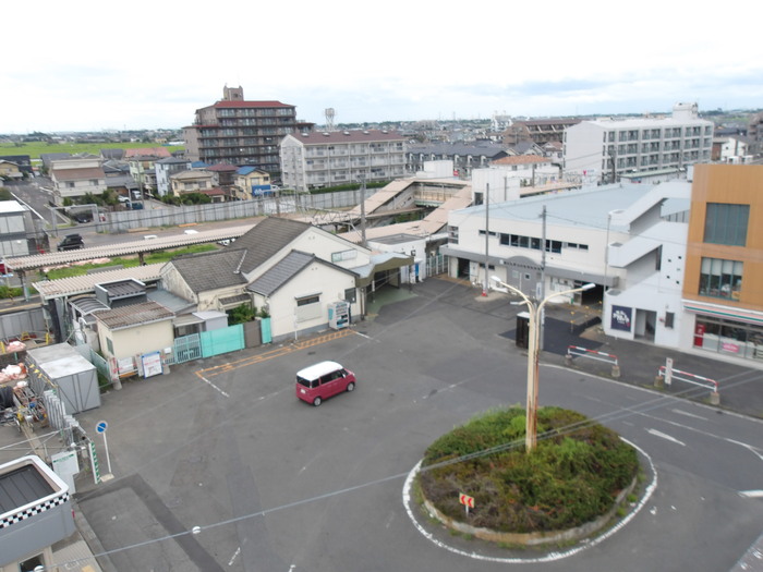 令和7年8月撮影写真その1　現駅舎や広場に大きな変化なし