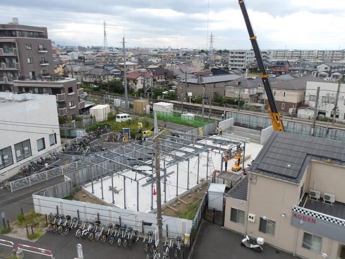 令和7年8月撮影写真その2　仮駅舎の骨組みを組み立て中