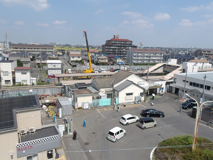 令和7年9月撮影写真その1　現駅舎や広場に大きな変化なし