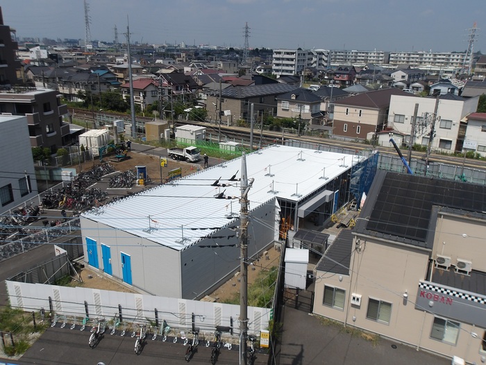 令和7年9月撮影写真その2　仮駅舎の外壁や屋根の大部分が施工された