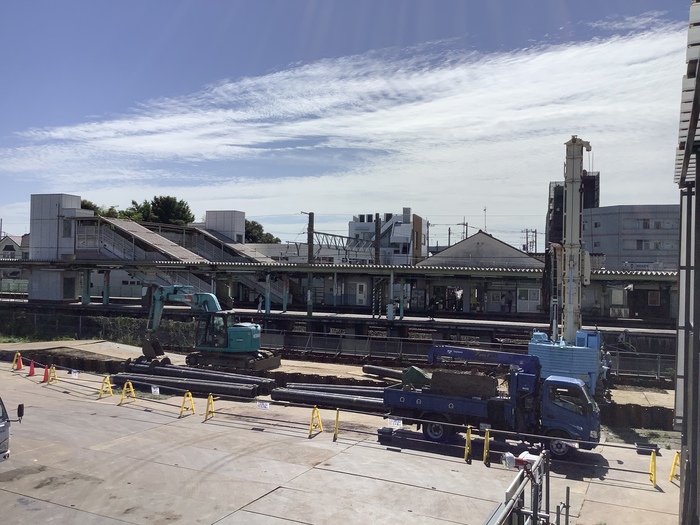 令和7年10月撮影写真その2　北口広場用地内で基礎杭の設置を実施