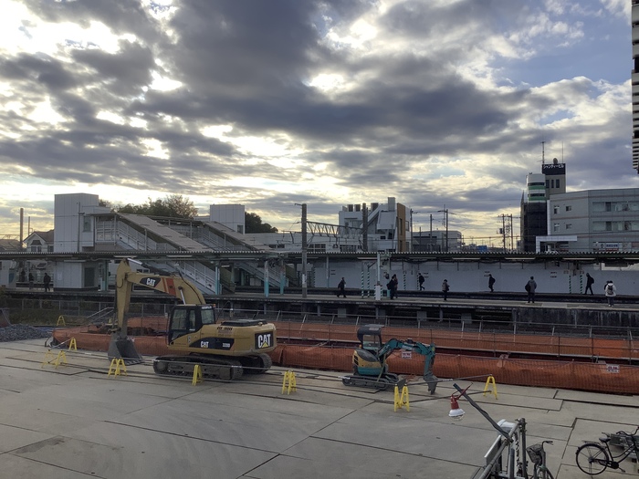 令和7年12月撮影写真その3　自由通路の基礎杭を施工中