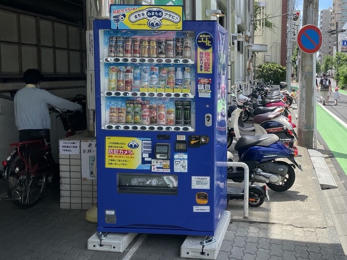 川越駅東口自転車駐車場設置の防犯カメラ付き自動販売機の写真