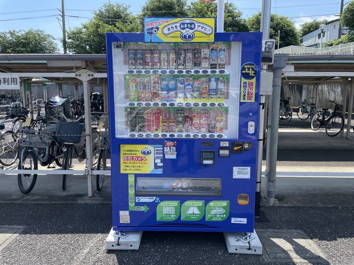 新河岸駅自転車駐車場設置の防犯カメラ付き自動販売機の写真